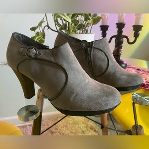 Solesenseability size 6 ankle booties! Grey with dark grey piping. Zip up!